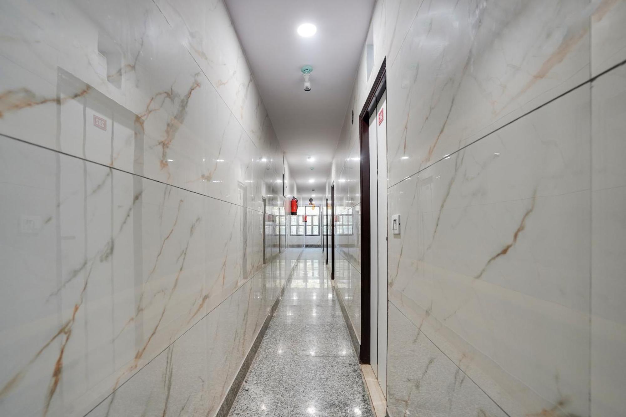 Super Hotel O Hotel Gold Star Νέο Δελχί Εξωτερικό φωτογραφία